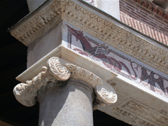 Particolare della decorazione cosmatesca del portico della cattedrale